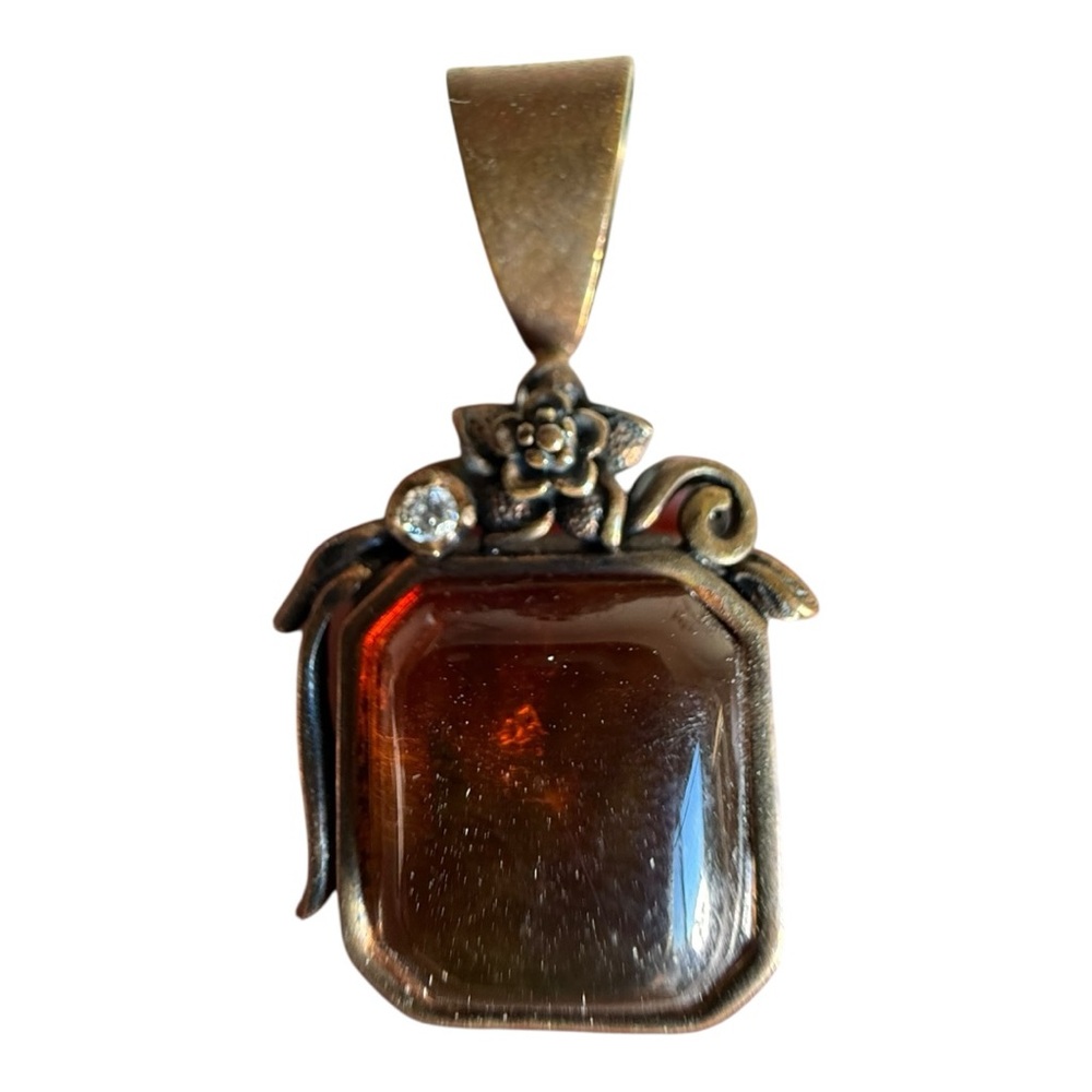 Elegant Bronzeβ Pendant with Amber Stone